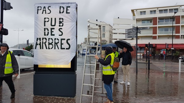 Opération « Pas de pub, des arbres ! » au Havre