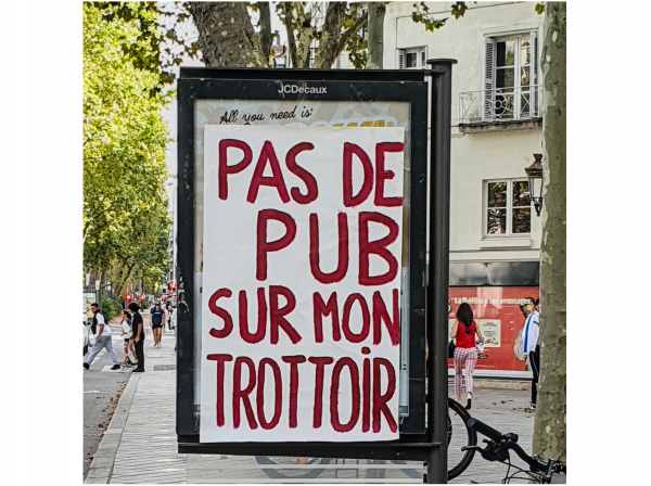 Tours va-t-elle débarrasser ses trottoirs de la pub sur mobilier urbain ?